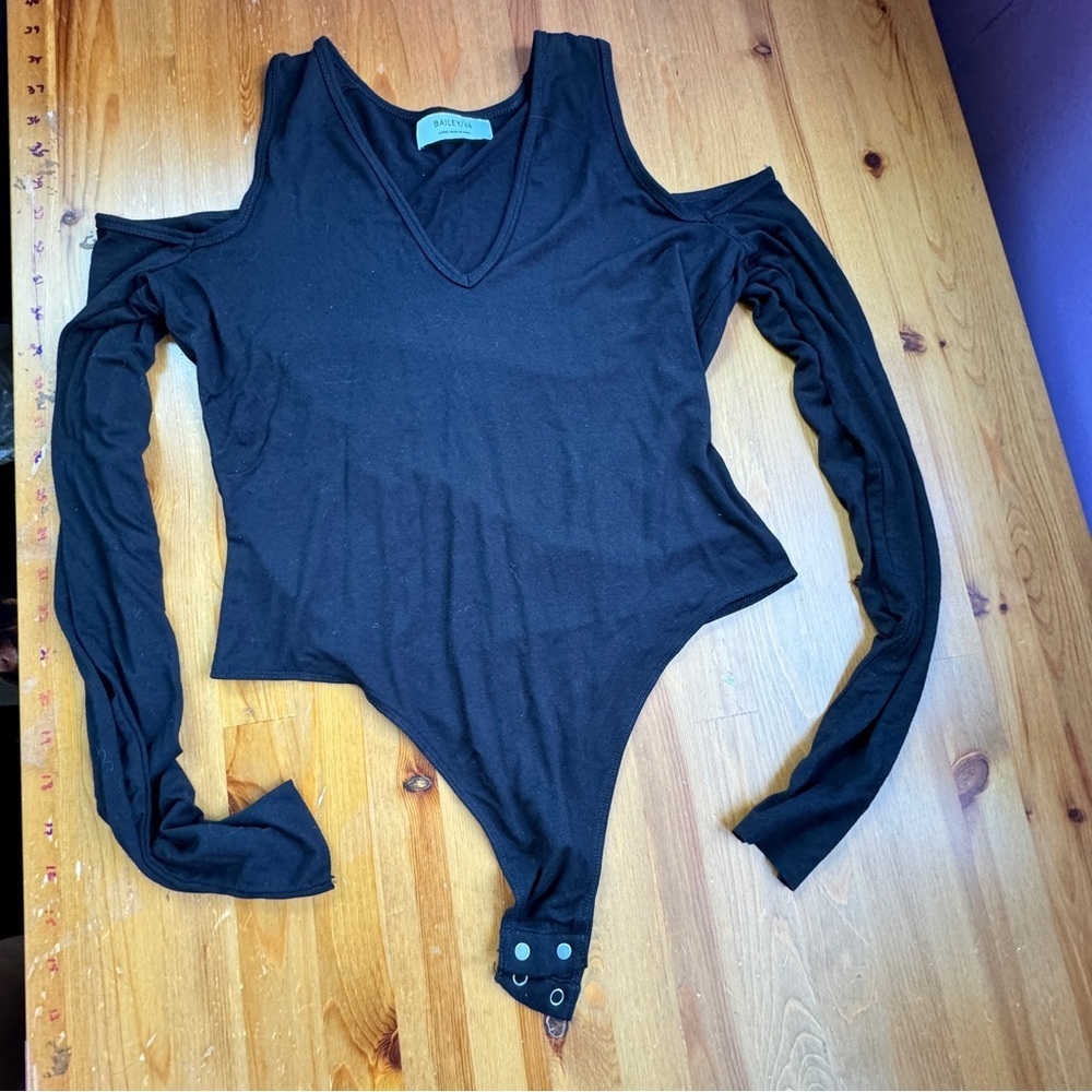 Bailey 44 black cold shoulder body suit size large